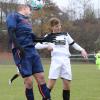 Da konnte sich Patrick Reilich (links) noch so hoch strecken. Er verlor mit Tabellenführer FC Langweid das Spitzenspiel gegen den SV Gablingen (rechts Niklas Schmid). Im Hintergrund der starke SVG-Keeper Björn Reich. 	