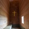 Auf das lichte Kreuz fällt der Blick im Inneren der Kapelle von John Pawson