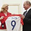 Gewinnen mit Charme: Kolinda Grabar-Kitarovic überreichte Wladimir Putin ein kroatisches Trikot mit seinem Namen.