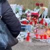 "Warum?", steht auf einer Tafel, die Trauernde an dem Tatort des Messerangriffs in Illerkirchberg aufgestellt haben. 