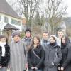 Die Schüler der Gruppe Waldberg mit der Zwangsarbeitertochter Valentina Voronkowa im grauen Mantel (von links): Elisabeth Sirch, Michaela Heger, Geschichtslehrerin Luise Kölnsperger, Dolmetscherin Luba Sotschka, Andreas Geiger, Evelyn Seitz, Fabian Jäger, Lehrerin Alexandra Schmidt, Daniel Eberwein, Jenny Hufmayr, Kulturamtsleiter Reinhold Lenski und Zeitzeuge Josef Joachim 