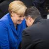 Kanzlerin Merkel und SPD-Chef Gabriel unterhalten sich im Bundestag.