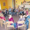 Mit Leben erfüllen die Ellgauer Kindergartenkinder ihr neues „Zuhause“ im Ellgauer Mehrzweckhaus. Mit ihnen freuen sich Kindergartenleiterin Hildegard Schafnitzel (rechts) und Kinderpflegerin Annemarie Fleischmann. 