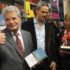 Bundespräsident Joachim Gauck bei seinem Besuch auf der Buchmesse in Frankfurt am Main neben Autor Stephan Thome. 