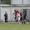 Der VfL Kaufering (weiße Trikots) bleibt auch im fünften Spiel in Folge ungeschlagen: Die Partie gegen den Mitaufsteiger in die Fußball-Landesliga, den SC Oberweikertshofen, endete 2:2-Unentschieden.