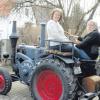 Ein Koffer ist immer dabei: Jürgen Bönisch aus Anhausen mit seiner Frau Ingerd auf einem seiner elf Oldtimer-Traktoren. An diesen und zwei alten Autos schraubt er leidenschaftlich gerne herum.  