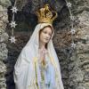 Die Fatima-Madonna in Maria Vesperbild. Menschen stecken in ihre zu Gebet gefalteten Hände kleine Zettel – mit Bitten oder Dankesworten.