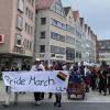 Hunderte junger Leute ziehen am Samstagnachmittag durch Ulm, um für die Rechte queerer Menschen zu demonstrieren.