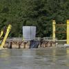 Am Dienstag sah die Baustelle des neuen Lady-Herkomer-Stegs in Landsberg noch aus wie immer. Am Mittwoch waren dort erste Schäden, die das Hochwasser im Lech angerichtet hat, erkennbar.