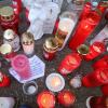 Freunde und Bekannte des 28-jährigen Opfers haben Kerzen und Kuscheltiere am Tatort abgelegt.