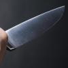 Ein Unbekannter attackierte einen 22-Jährigen mit einem Messer.