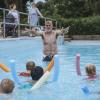 Seit Sonntag werden im Inselbad in Landsberg wieder Schwimmkurse angeboten. Schwimmmeister Christian Wappler bat gestern fünf Mädchen und Buben mit Schwimmnudel ins Kinderbecken. 