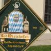 Das Stadtwappen von Bad Wörishofen ziert eine Vereinsfahne. Wer das Wappen verwenden will, braucht dazu die Genehmigung des Stadtrates. 