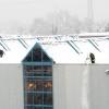 Kampf gegen den Schnee: Feuerwehr und Technisches Hilfswerk räumten das Dach der Schwabenhalle. 