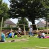 Tag eins beim Vöhringer Ferienspaß: Noch steht nicht viel. Am Bauspielplatz errichten die Kinder Holzhütten in verschiedenen Größen. 