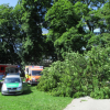 Ein Baum ist auf einem Spielplatz in Augsburg umgestürzt und hat eine Mutter und eines ihrer Kinder getroffen.
