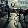 Reisende gehen im Licht der Morgensonne durch den Hauptbahnhof.