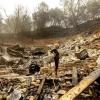Mehr als 560 Großbrände im US-Bundesstaat Kalifornien haben sich auf einer Fläche von mehr als 3000 Quadratkilometern ausgebreitet. Eine Frau inspiziert die Überreste eines Hauses in Vacaville.