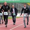 SSV Mehrkämpfer Arthur Abele (vorne links) und Einstein-Marathon-Sieger Thorben Dietz (rechts) eröffneten den Firmenlauf.  	