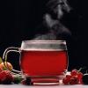 Bei Blasenentzündung sollte Frau viel trinken - etwa Tee.