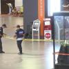 Polizisten sperren im Flughafen von Kuala Lumpur einen Bereich ab, in dem der Mord nachgestellt werden soll.