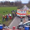 Bei einem schweren Unfall auf der Staatsstraße 2018 zwischen Illertissen und Dietenheim sind sechs Menschen verletzt worden, einer davon schwer.