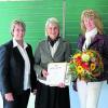 Margarethe Baumann (Mitte) nahm die Glückwünsche von Rektorin Monika Kurtz (links) und Bürgermeisterin Gabriele Janowsky (rechts) entgegennehmen. Foto: Claudia Bader