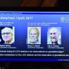 Auf einem Monitor sind die diesjährigen Nobelpreisgewinner für Physik zu sehen.