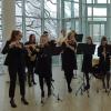 Das Jugge-Offbeat begrüßt die Konzertbesucher im Foyer der Stadthalle von Gersthofen.