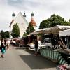 Der Pfingstmarkt in Klosterlechfeld (im Hintergrund die Wallfahrtskirche als das Wahrzeichen der Gemeinde) zieht Tausende Gäste an.