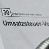 Beträgt der Umsatz im Jahr der Gründung nicht mehr als 17 500 Euro, greift die Kleinunternehmerregelung. Vorausgesetzt der Umsatz im Folgejahr liegt unter 50 000 Euro.