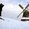 Den Winterzauber festhalten: Am besten gelingen Fotos bei Eis und Schnee mit einer Spiegelreflex- oder Systemkamera. Foto: Jens Büttner dpa