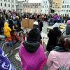 Rund 500 Menschen demonstrierten am Weltfrauentag in Augsburg.