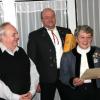 Heinz Harisch (links) ist seit 40 Jahren Mitglied der des Schützenvereins Herrenstetten. Dafür erhielt er vom Vorsitzenden Thomas Haak und von Gaudamenleiterin Roswitha Kern eine Ehrennadel. 
