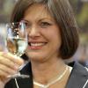 Ilse Aigner verkostet  verkostet auf der Grünen Woche in Berlin ein Glas Weißwein. 