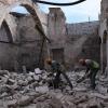 Bauarbeiter beim Wiederaufbau des Khabiya Markts im historischen Viertel Souk der Altstadt von Aleppo zwischen Trümmern eines zerstörten Gebäudes.