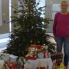 Die Leiterin der Familienstation Karin Hoyer freut sich über einen großen Geschenkberg für Bedürftige dank des Wunschbaums. 