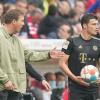 Trainer Julian Nagelsmann (l) gibt während des Spiels in Mainz Benjamin Pavard Anweisungen.