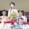 Die „Lady“ ist wieder da: Aung San Suu Kyi spricht in Rangun nach ihrem Wahlsieg zu ihren Anhängern. 