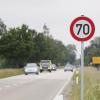 Ein Tempo-70-Schild war beim Überholen verdeckt - dadurch rechtfertigt der Fehler eines Rentners kein Fahrverbot, urteilte das Amtsgericht Potsdam.