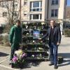 Einen Blumengruß der Firma Wörner Gartenbau an die Pflegekräfte des Notburgaheims Westheim überreichte Mitarbeiter Stefan Sommer (links) an den Heimleiter Martin Gedon. 	