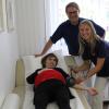 Johanna Golling (rechts) arbeitet für einen Monat in der Praxis von Dr. Christoph Bringmann in Aichach mit. Eine ihrer vielen Aufgaben: den Blutdruck von Patienten messen.