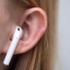 Klingen im Praxistest gut: Auch die Verbindung mit dem iPhone gelingt den AirPods problemlos. Bis sie auf den Markt kommen, dauert es aber noch etwas. Der Release wurde verschoben.