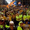 Demonstranten tragen in Barcelona katalonische Flaggen durch die Straßen. Die Region im Nordosten Spaniens will unabhängig werden.