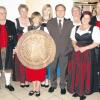 Die Feuerstutzenschützen Kammeltal haben eine ganz besondere Scheibe ausgeschossen: Bundestagsabgeordneter Dr. Georg Nüßlein stiftete das prächtige Stück. Unser Foto zeigt (von links) vorne Mathias Wick, Annekathrin Scherer, Georg Nüßlein und Kirstin Scherer sowie hinten Cornelia Wick, Stefanie Scherer, Andrea und Karl-Heinz Zielinksi.  