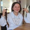 Die 13-jährige Nina Seelos aus Leeder hat ihre langen Haare zugunsten der Kinderkrebshilfe gespendet.