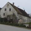 Das Steinle-Haus in Mindelzell soll abgerissen werden und an dessen Stelle ein Neubau mit neun Wohnungen und einem Dorfladen errichtet werden. 