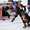 Die Spieler von Deutschland und von der Slowakei kämpfen vor dem Tor um den Puck.