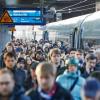 Die Eisenbahn- und Verkehrsgewerkschaft EVG hat nach abgebrochenen Tarifgesprächen zu einem Warnstreik aufgerufen. Die Deutsche Bahn stellte deswegen bundesweit den Fernverkehr ein.