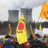 Eine Demonstration vor dem Atomkraftwerk Gundremmingen im Jahr 2012.
